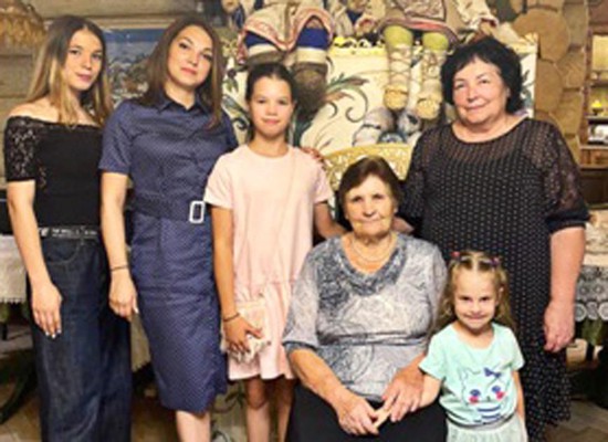  Алла Васильевна Карпова, Наталья Викторовна Усачева,  Олеся Марифовна Зубченко с дочерьми