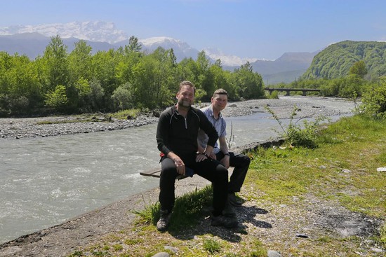 Дмитрий Кацак и Игорь Парутин на фоне реки Ардон