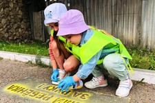 Малыши делают предупреждающие надписи. УГИБДД ГУ МВД России по Ставрополью