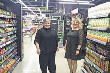 Елена Мальцева (слева) и Наталья Грудачёва в магазине «Закрома Блэк»