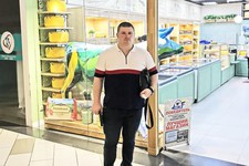 Виктор Свистунов в открытом им «Молочном магазине»