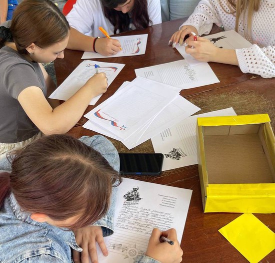 Дети пишут письма бойцам. Администрация Новоалександровского округа