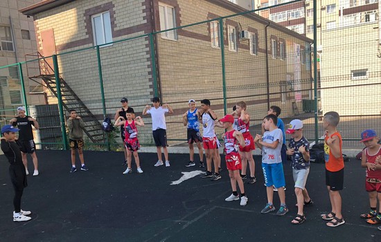 Опытные преподаватели спортшкол проводят с детьми разминку. Пресс-служба администрации г. Ставрополя